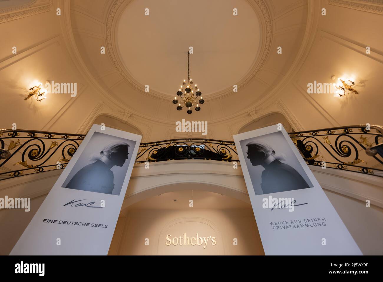 Colonia, Germania. 26th Apr 2022. Vista dell'area d'ingresso durante l'anteprima stampa prima dell'asta della terza parte della tenuta del fashion designer Karl Lagerfeld presso la casa d'aste di Sotheby. L'asta avrà luogo il 04 maggio a Colonia. Credit: Rolf Vennenbernd/dpa/Alamy Live News Foto Stock