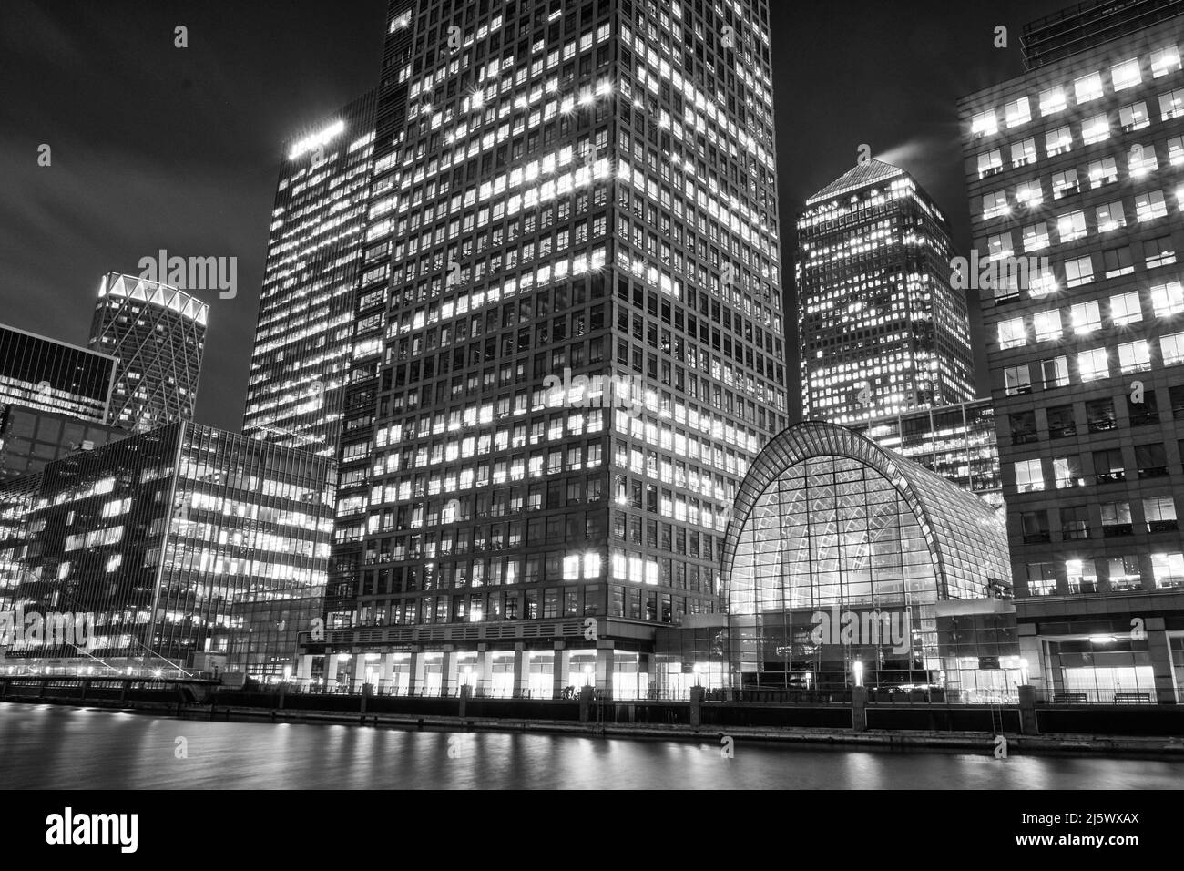 Canary Wharf South Dock, grattacieli e l'East Wintergarden, Londra Foto Stock