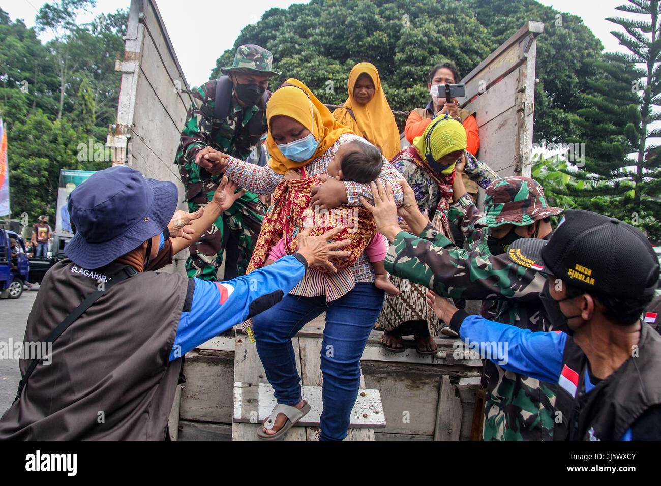 Sleman, Yogyakarta, Indonesia. 26th Apr 2022. I residenti delle pendici del Monte Merapi sono stati evacuati in un luogo sicuro durante una simulazione della minaccia di un'eruzione del Monte Merapi a Cangkringan, Sleman, Yogyakarta, Martedì 26 aprile 2022. L'Agenzia nazionale indonesiana per la gestione delle catastrofi (BNPB) ha condotto una simulazione simultanea della gestione delle catastrofi, delle eruzioni vulcaniche, dei terremoti e degli incendi per addestrare la preparazione a rispondere alle potenziali catastrofi al fine di ridurre il rischio di impatti. (Credit Image: © Slamet Riyadi/ZUMA Press Wire) Foto Stock