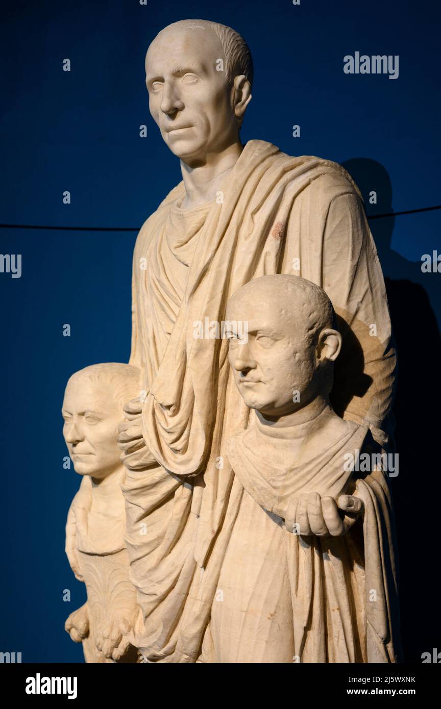 Roma. Italia. La statua di Togaed Barberini (1st sec. a.C.) mostra la figura centrale che conserva ritratti dei suoi antenati. Foto Stock