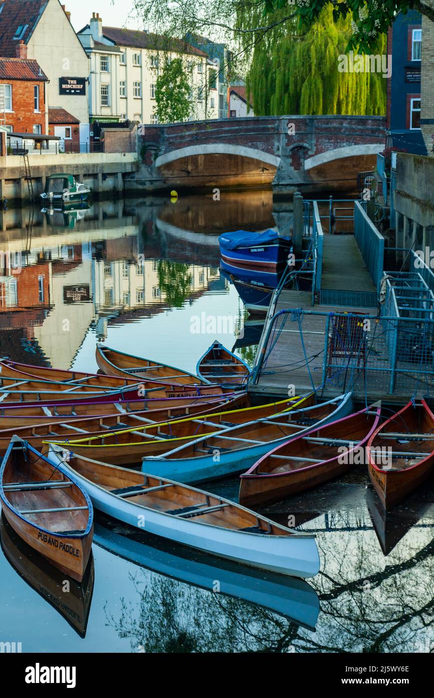 Mattina di primavera sul fiume Wensum a Norwich, Norfolk, Inghilterra. Foto Stock