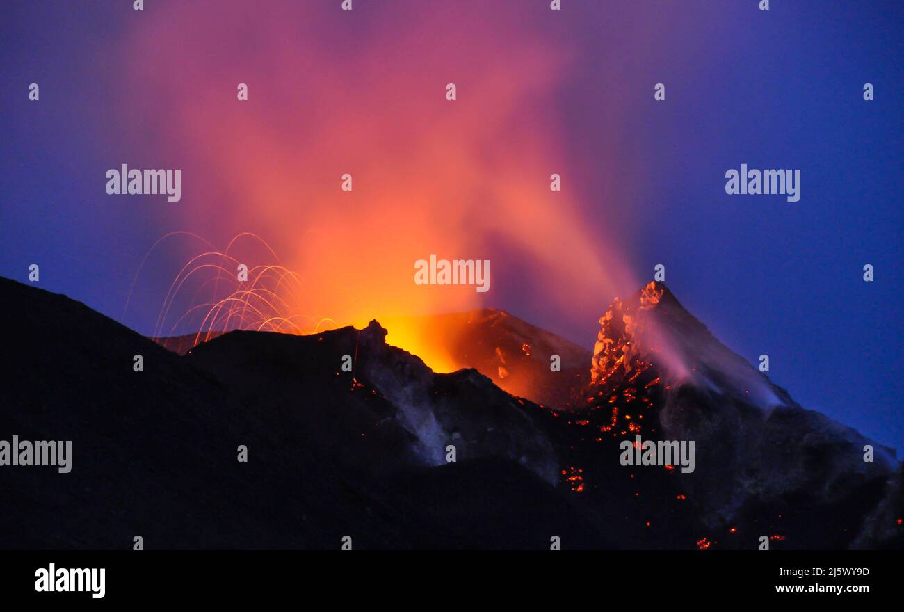Aktiver Vulkankrater des Stromboli, Liparische Inseln (Sizilien). Langzeitbelilchtung. Foto Stock