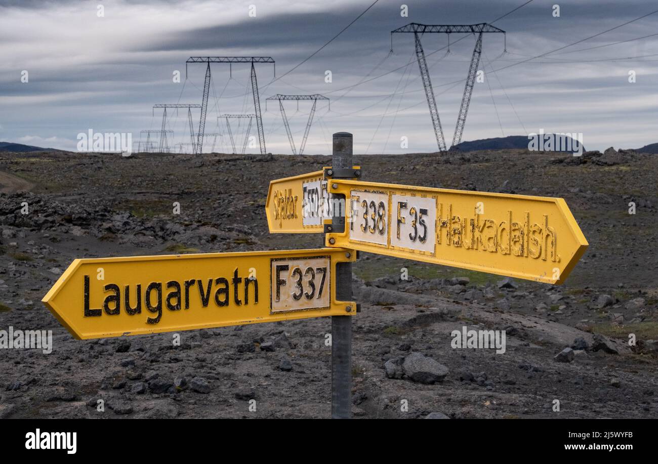 Weggabelung im südwestlichen isländischen Hochland. Hier zweigt die F337 von der F338 ab. Die piste verläuft un einer Starkstromtrasse entlang. Foto Stock