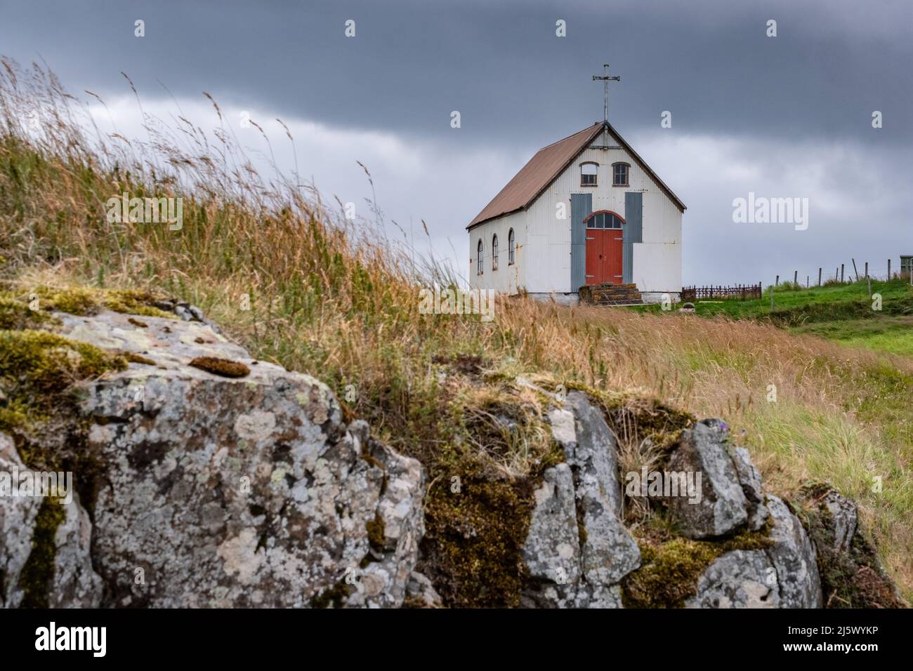 Piccola chiesa Dagverðarneskirkja in Islanda occidentale, penisola di Klofningsnes. Questa cappella remota è abbandonata e un luogo perduto al giorno d'oggi... Foto Stock