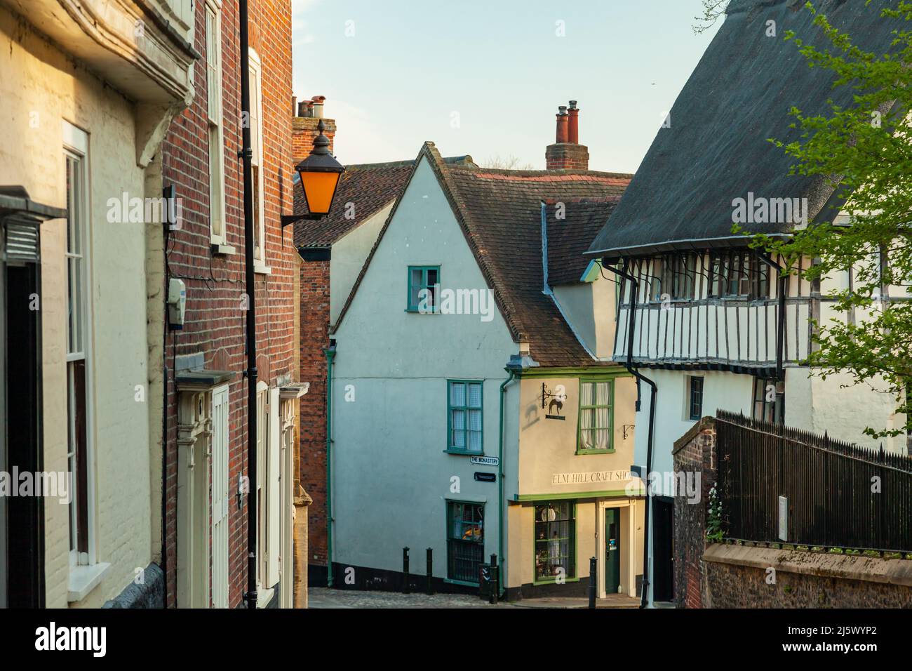 Mattina di primavera a Elm Hill nel centro di Norwich, Norfolk, Inghilterra. Foto Stock