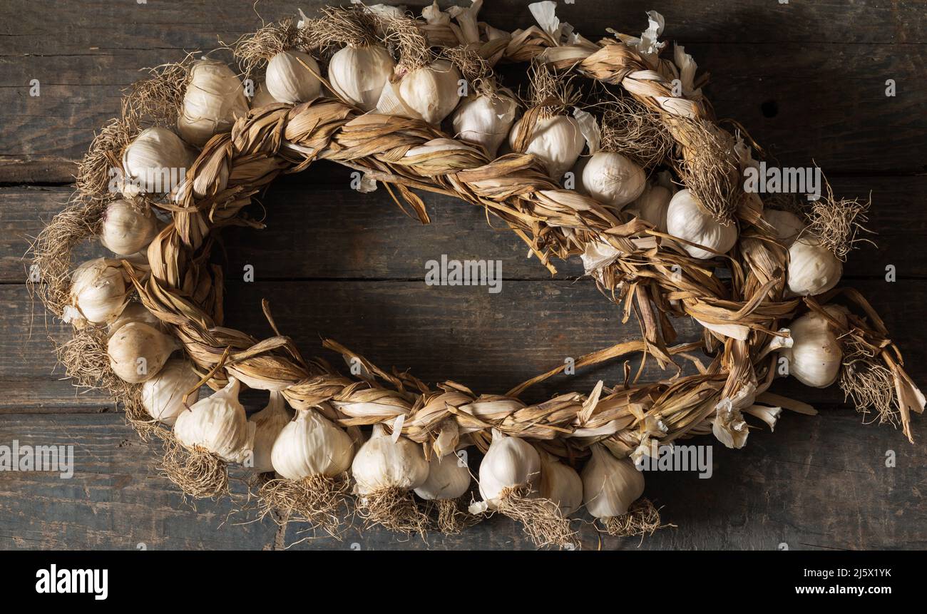 Mazzo rotondo di aglio su una texture di legno. Concetto: Cibo, verdure, agricultureм Foto Stock