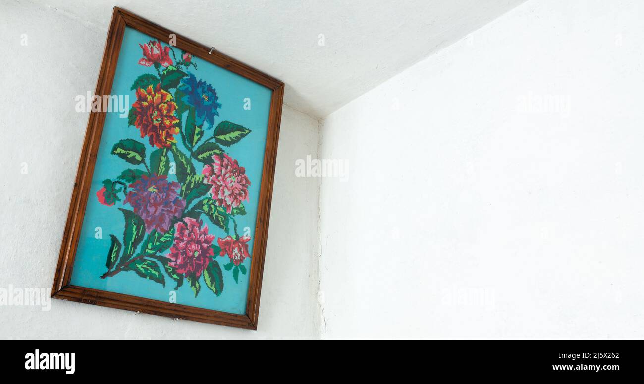 Immagine ricamata con fili. Immagine di fiori, appesi in camera Foto Stock