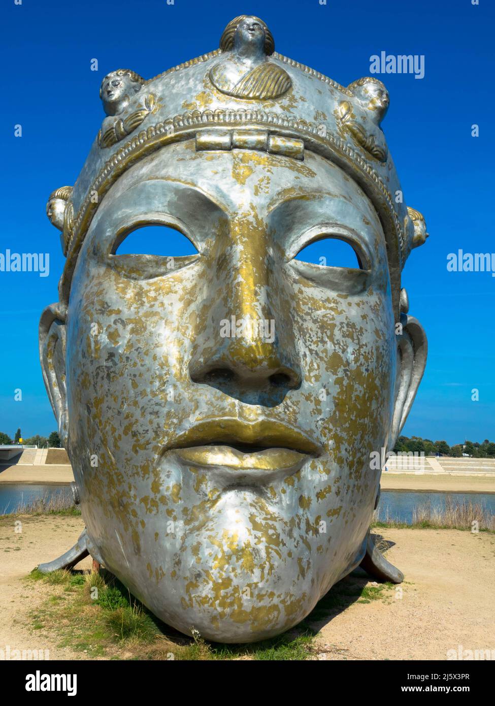 Enorme replica di una maschera romana casco sulle rive del fiume Waal. Si chiama il volto di Nijmegen. Gelderland, Paesi Bassi.09. Settembre 2021 Foto Stock