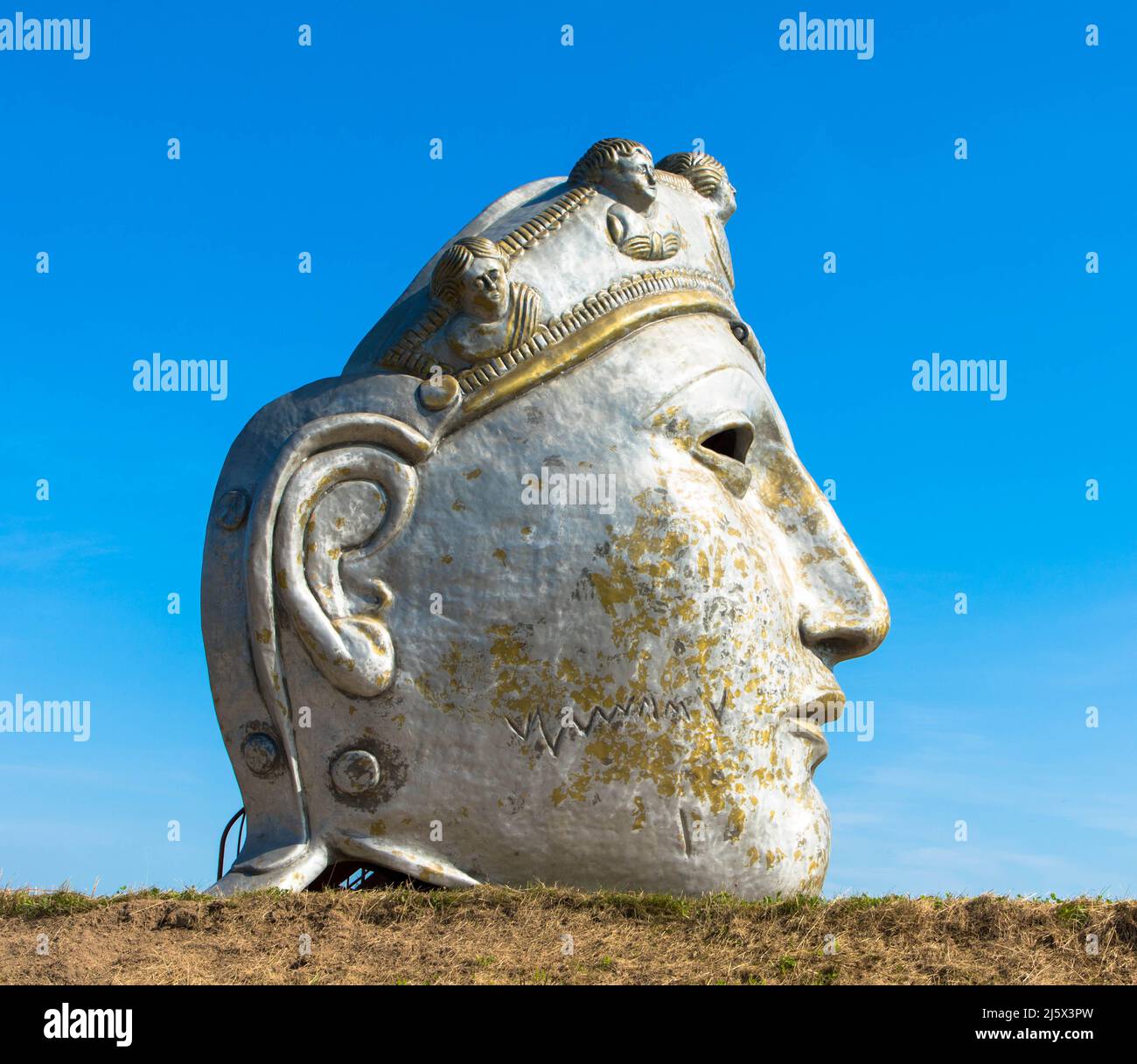 Enorme replica di una maschera romana casco sulle rive del fiume Waal. Si chiama il volto di Nijmegen. Gelderland, Paesi Bassi.09. Settembre 2021 Foto Stock