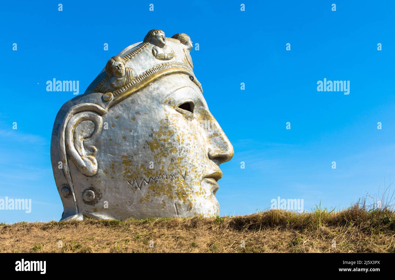 Enorme replica di una maschera romana casco sulle rive del fiume Waal. Si chiama il volto di Nijmegen. Gelderland, Paesi Bassi.09. Settembre 2021 Foto Stock