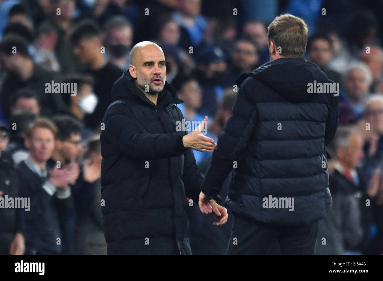 Il responsabile della città di Manchester Pep Guardiola scrolla le mani con Brighton e il manager di Hove Albion Graham Potter. Data foto: Giovedì 21 aprile 2022. Photo credit should Read: Anthony Devlin/Alamy Live News/Alamy Live News Foto Stock