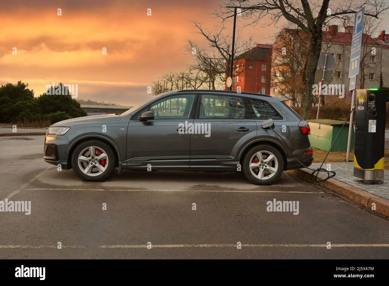 Audi Q7 60 TFSI e veicolo elettrico ibrido plug-in, PHEV, ricarica della batteria presso il punto di ricarica di Seaside Helen. Helsinki, Finlandia. Aprile 10, 2021. Foto Stock