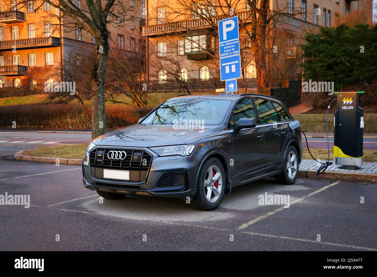 Audi Q7 60 TFSI e veicolo elettrico ibrido plug-in, PHEV, ricarica della batteria presso il punto di ricarica di Seaside Helen. Helsinki, Finlandia. Aprile 10, 2021. Foto Stock