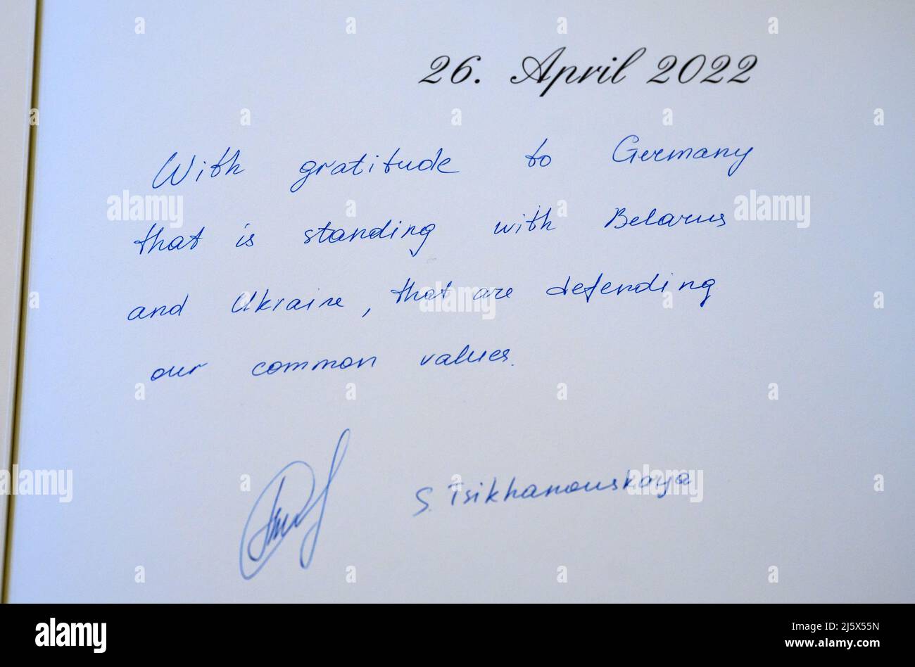 Berlino, Germania. 26th Apr 2022. Svetlana Tikhanovskaya, politico dell'opposizione bielorusso, ha firmato il libro degli ospiti prima di un incontro con il presidente Steinmeier al Palazzo Bellevue. Credit: Bernd von Jutrczenka/dpa/Alamy Live News Foto Stock