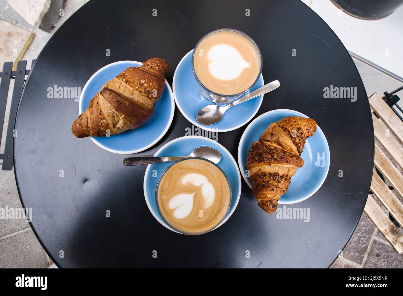 Vista dall'alto di due cappuccini e due croissant Foto Stock