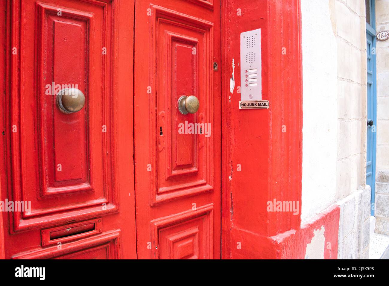 Nessun avviso di posta indesiderata su una porta rossa Foto Stock
