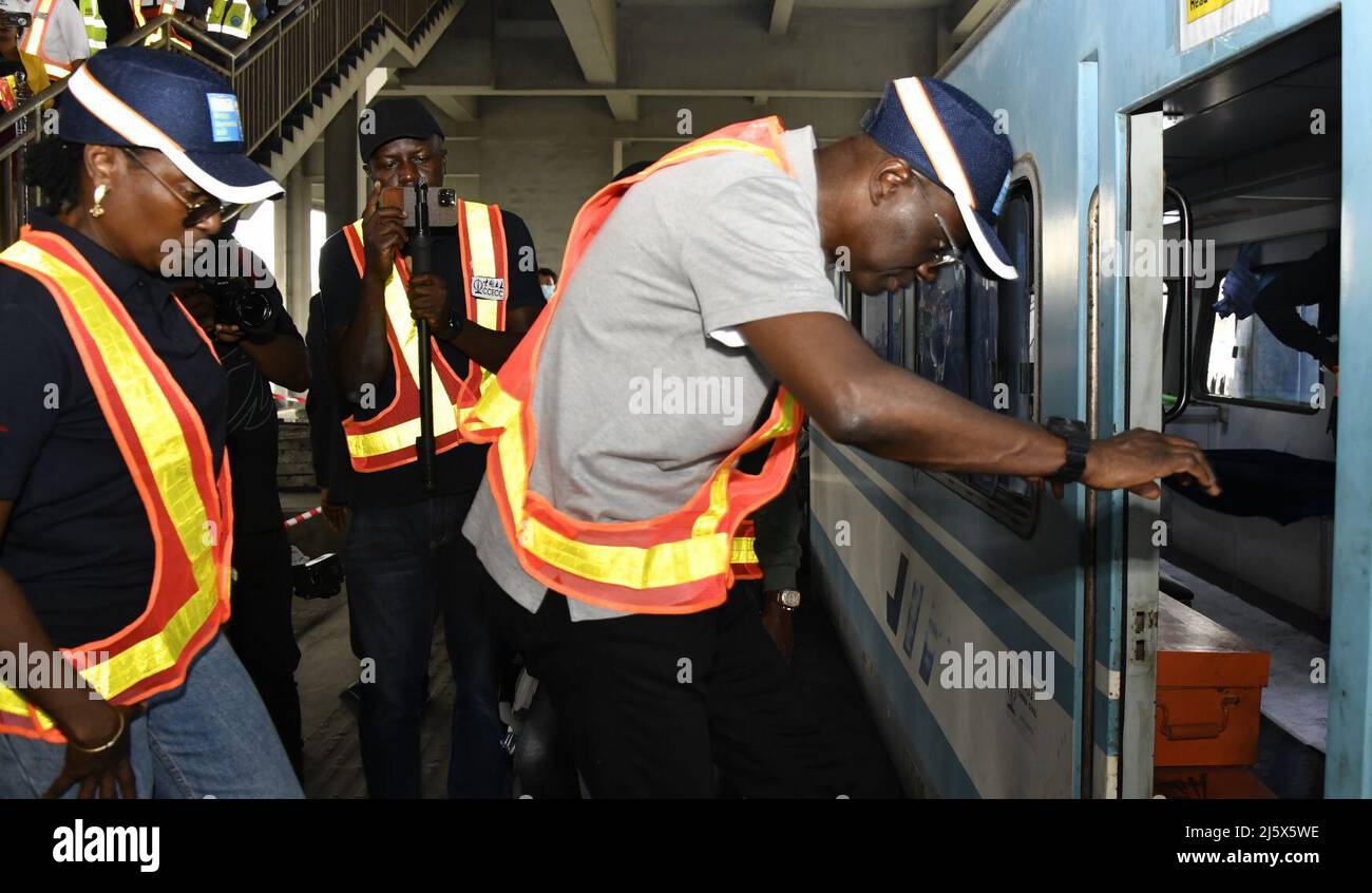 Lagos. 26th Apr 2022. Il governatore dello stato di Lagos Babajide Sanwo-Olu si mette in treno durante un'ispezione del progetto ferroviario Blue Line in corso a Lagos, Nigeria, aprile 24 2022. Il governatore dello Stato di Lagos, nel sud-ovest della Nigeria, ha elogiato i progressi di uno dei più importanti progetti di ferrovie leggere all'interno della città, affermando che il suo completamento rafforzerebbe il sistema di trasporto intermodale nel centro economico del paese. Credit: Xinhua/Alamy Live News Foto Stock