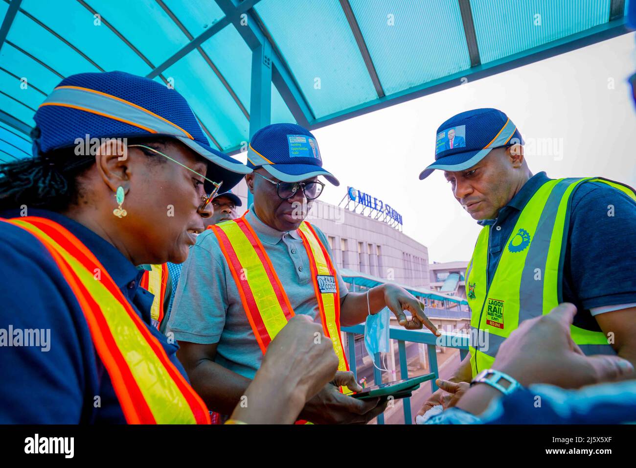 Lagos, Nigeria. 24th Apr 2022. Il governatore dello stato di Lagos Babajide Sanwo-Olu (C) visita il progetto ferroviario Blue Line in corso a Lagos, Nigeria, 24 aprile 2022. Il governatore dello Stato di Lagos, nel sud-ovest della Nigeria, ha elogiato i progressi di uno dei più importanti progetti di ferrovie leggere all'interno della città, affermando che il suo completamento rafforzerebbe il sistema di trasporto intermodale nel centro economico del paese. Credit: Tope Ayoku/Xinhua/Alamy Live News Foto Stock