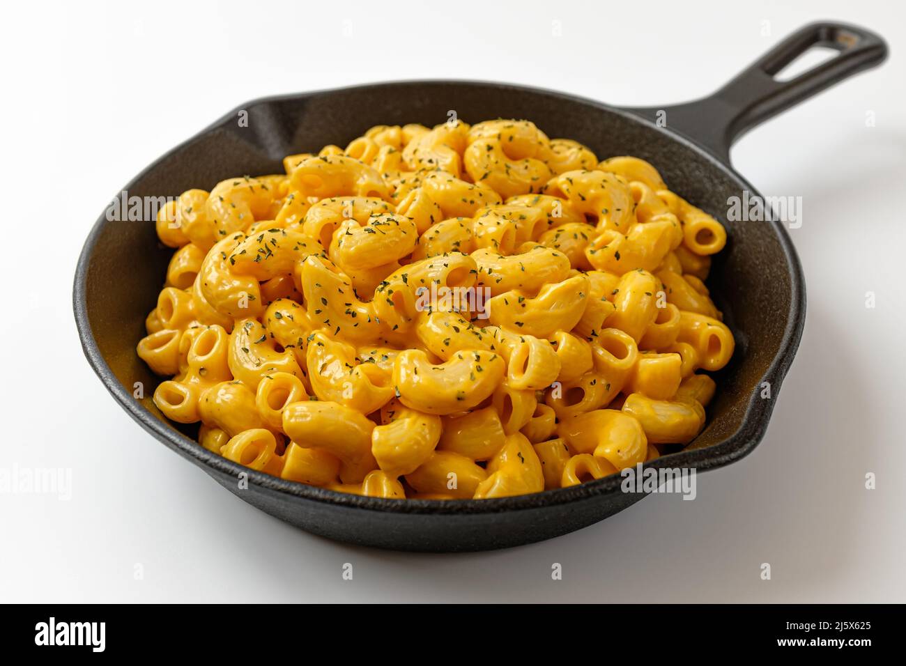 Mac e formaggio su sfondo bianco Foto Stock