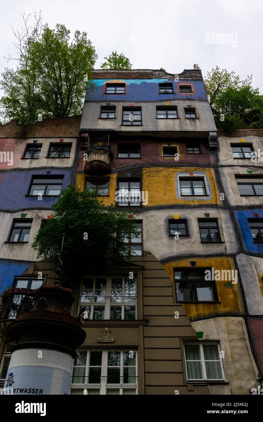 Case colorate a Hundertwasser Village, Vienna Foto stock - Alamy