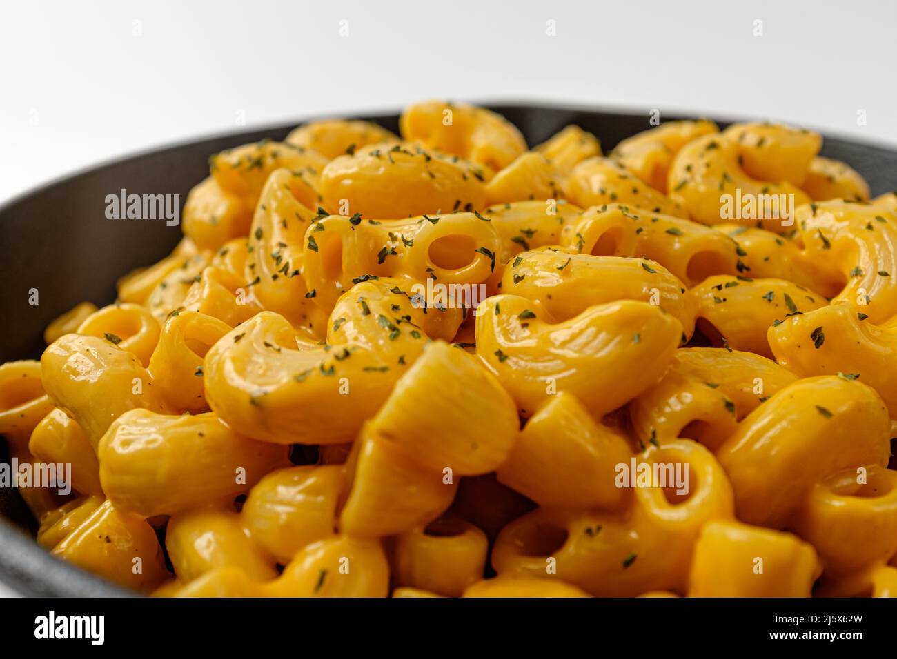 Mac e formaggio su sfondo bianco Foto Stock