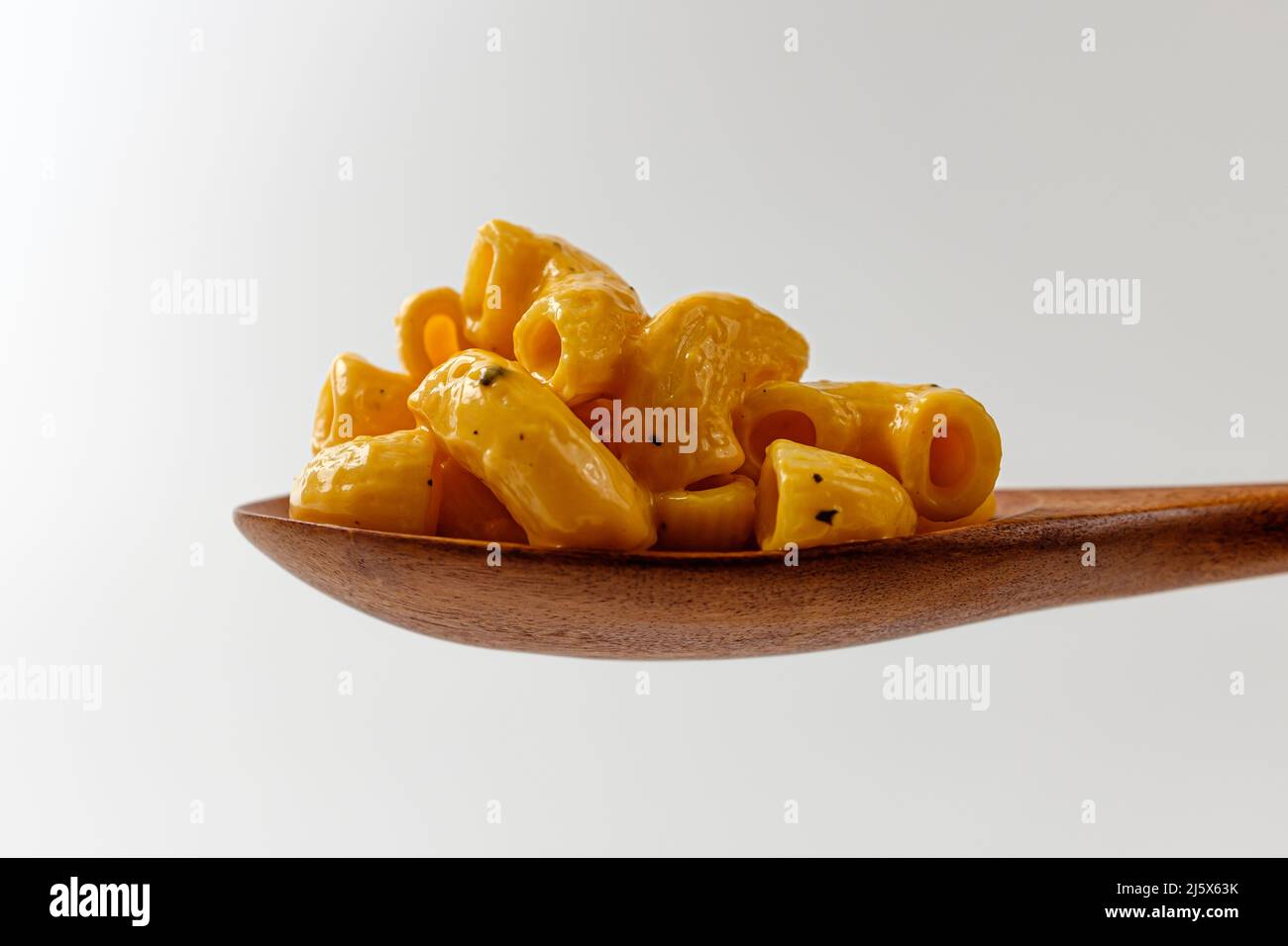 Mac e formaggio su sfondo bianco Foto Stock
