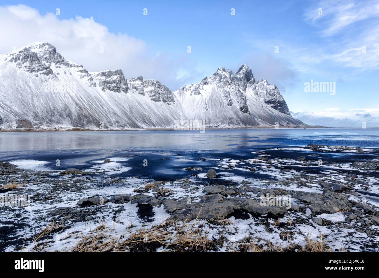 Vista invernale della catena montuosa di Vestrahorn sulla penisola di Stokksnes, Islanda Foto Stock