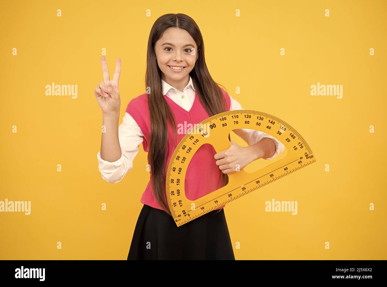 avvia il motore del cervello. misura di grado di angolo. ragazza felice regolo. torna a scuola. Foto Stock