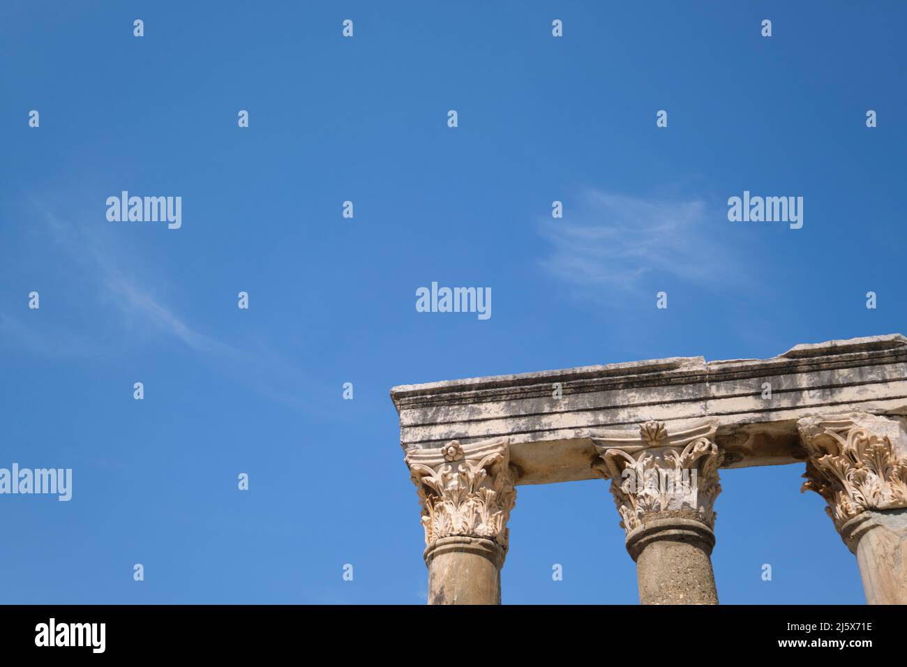 Cielo blu vuoto e una serie di colonne corinzie dalle Terme di Scolastica. Presso l'antico sito archeologico greco romano Efeso. A İzmir, Pr Foto Stock