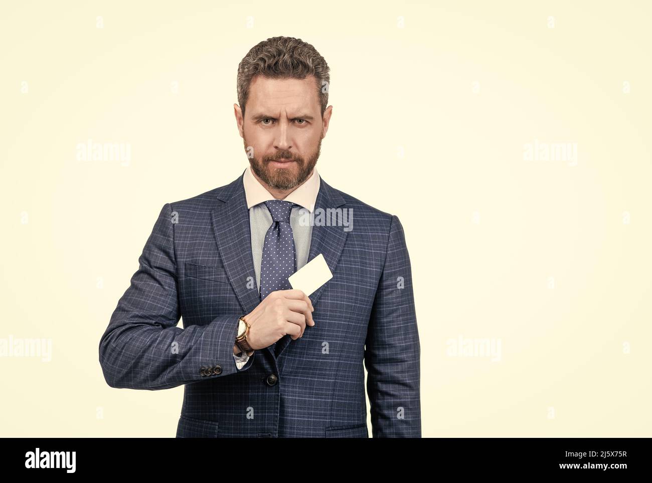 Credito scontato per finanziare la crescita. Il banchiere principale ha una carta sconto isolata su bianco Foto Stock