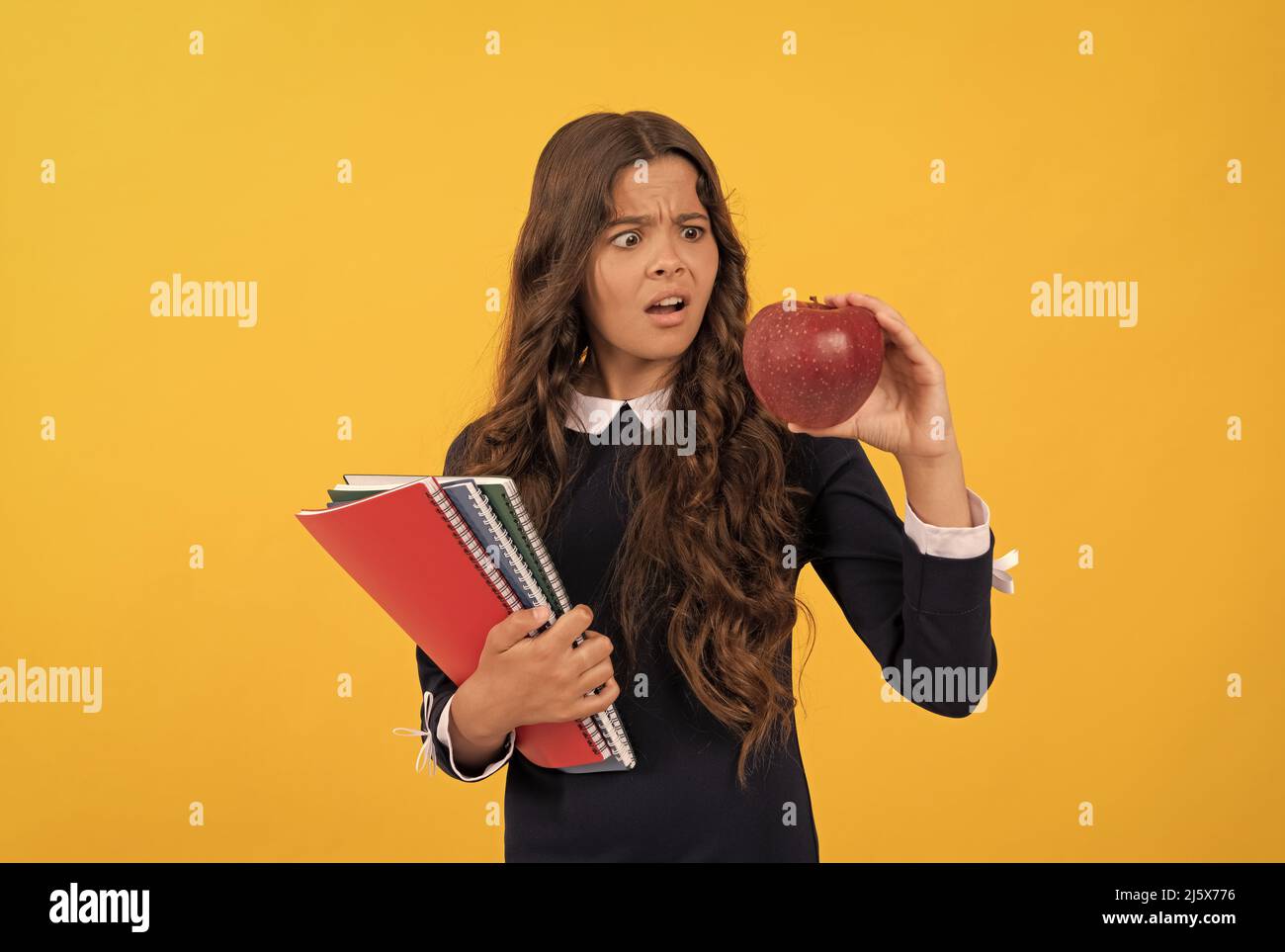 studentessa con pranzo di mele. torna a scuola. ragazza teenager mangiare mela dopo lo studio. infanzia sana. Foto Stock