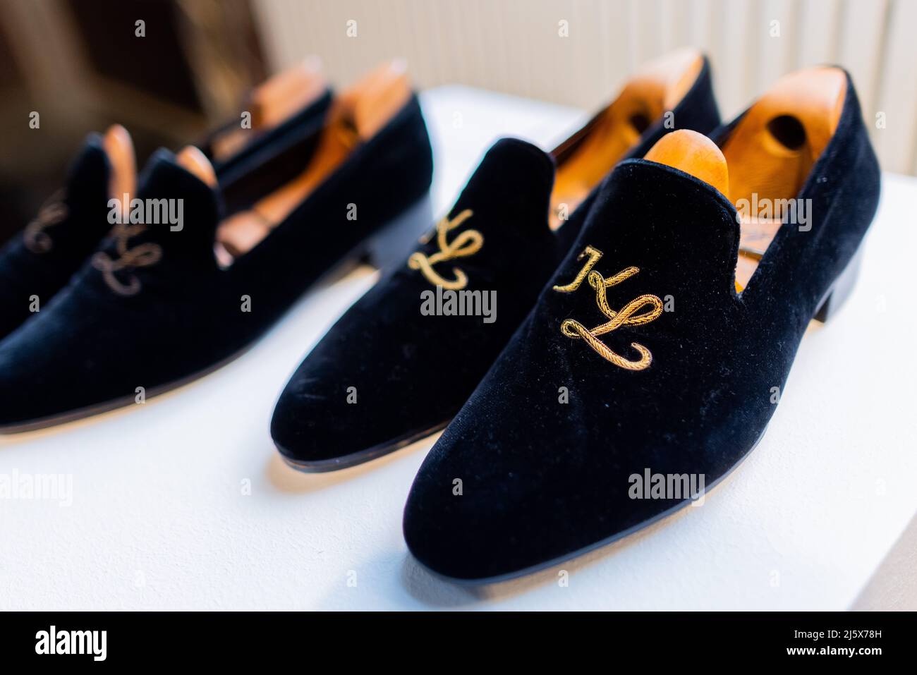 Colonia, Germania. 26th Apr 2022. Due paia di loafer in velluto John Lobb con monogramma 'KL' ricamato (misura scarpe 43) sono in mostra come parte dell'anteprima della stampa davanti all'asta della terza parte della tenuta del fashion designer Karl Lagerfeld presso la casa d'asta di Sotheby's. L'asta avrà luogo il 04 maggio a Colonia. Credit: Rolf Vennenbernd/dpa/Alamy Live News Foto Stock