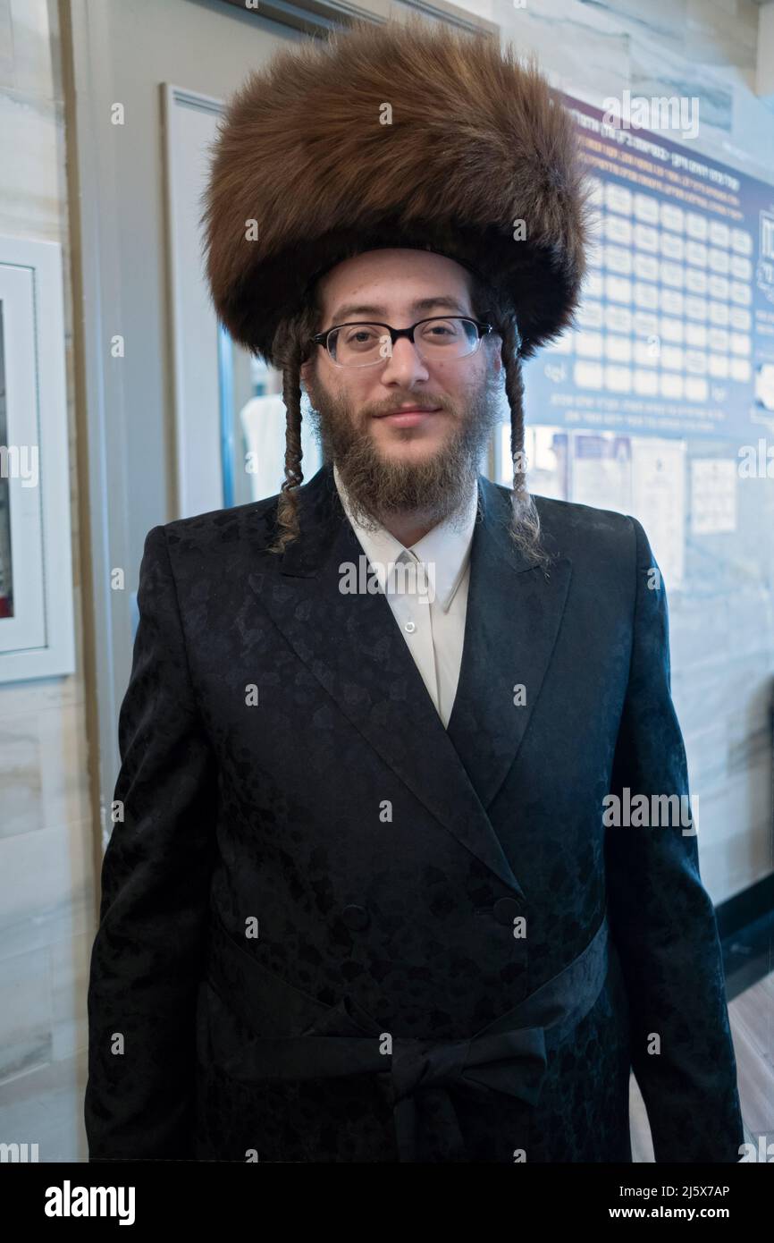 Foto di un uomo ebreo ortodosso che indossa un cappello di pelliccia di shtreimel. Celebra la Pasqua, una vacanza ebraica. A Brooklyn, New York. Foto Stock