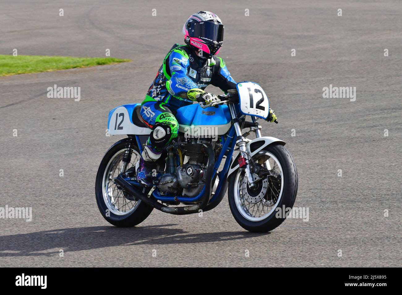 Luke Hedger, Triumph Bonneville, Hailwood Trophy per le moto a due tempi 250cc e 350cc, con il trofeo Sheene per le moto di Formula 750, Grand Prix M. Foto Stock