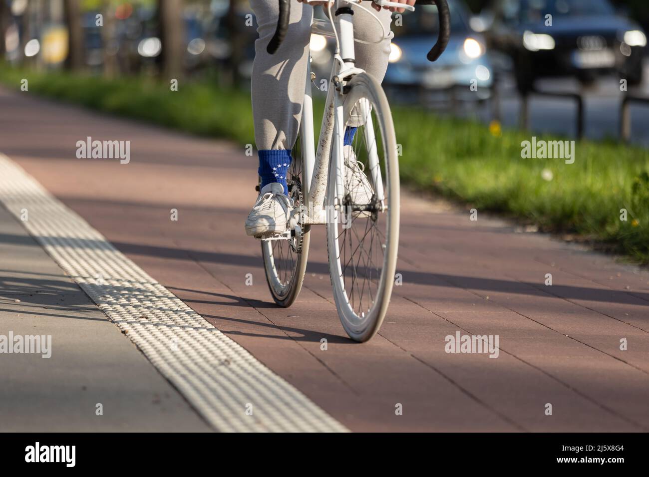 bici bianca su una pista ciclabile rossa Foto Stock