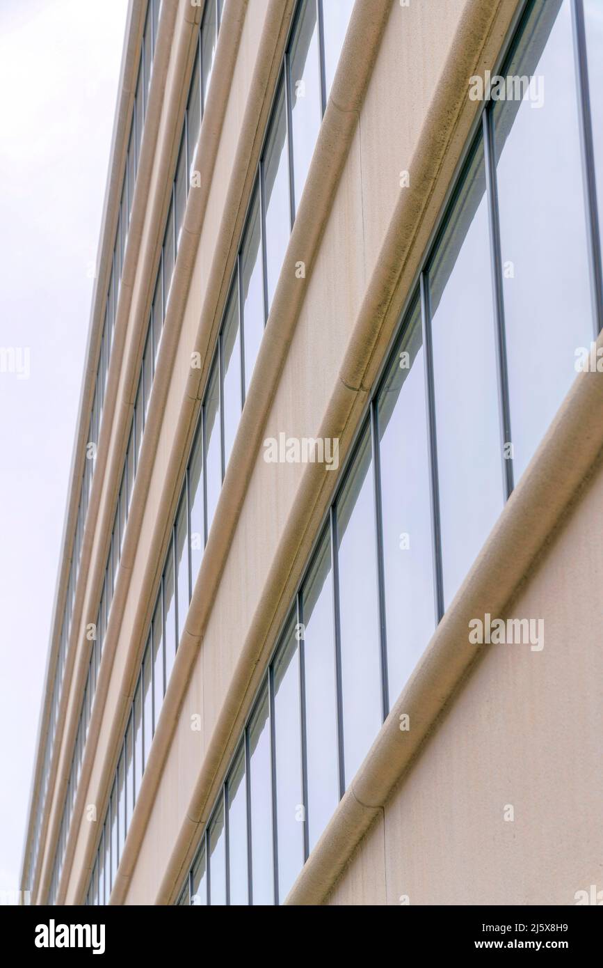 Vista laterale di un edificio con finestre beige e vetro a Silicon Valley, San Jose, California Foto Stock