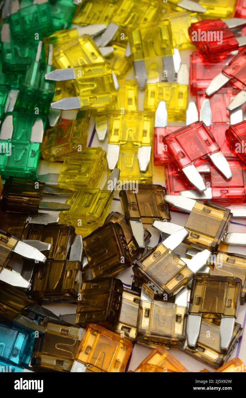 FIRECRACKERS: Candele assortite di colore per una pompa di carburante di automobile riposano in una pila. Foto Stock