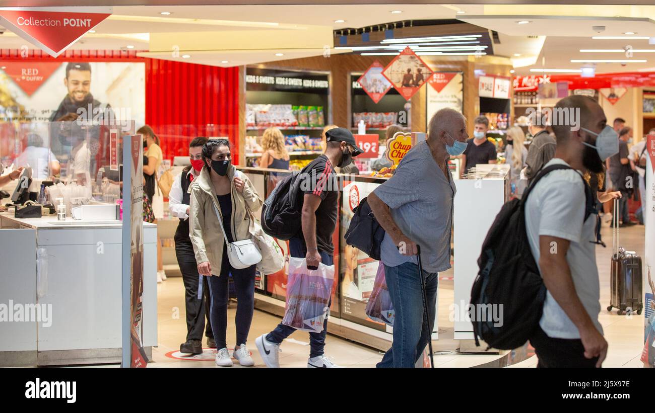 Luqa, Malta - 22 ottobre 2021: Persone all'aeroporto di Luqa a Malta. Foto Stock