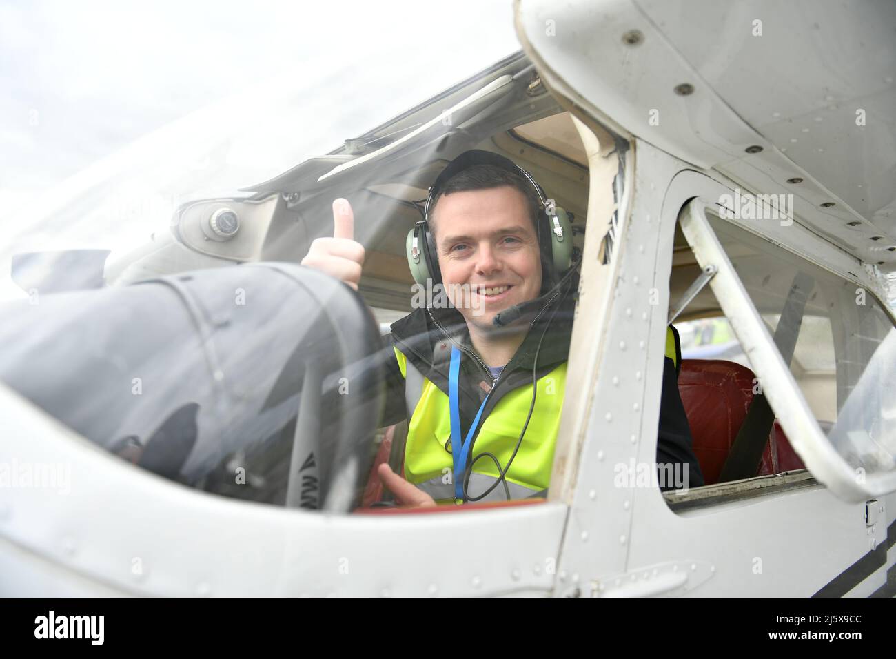 Glasgow, Scozia, Regno Unito. 26th Apr 2022. NELLA FOTO: L'evento della campagna Douglas Ross, leader conservatore scozzese, prende il volo in aereo all'aeroporto di Glasgow prima delle elezioni del governo locale. Credit: Colin Fisher/Alamy Live News Foto Stock