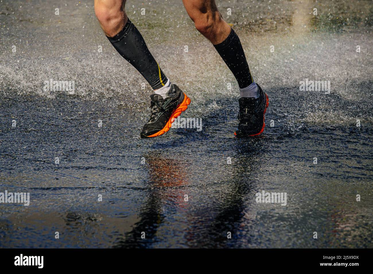 atleta maschio in calze a compressione run acqua Foto Stock