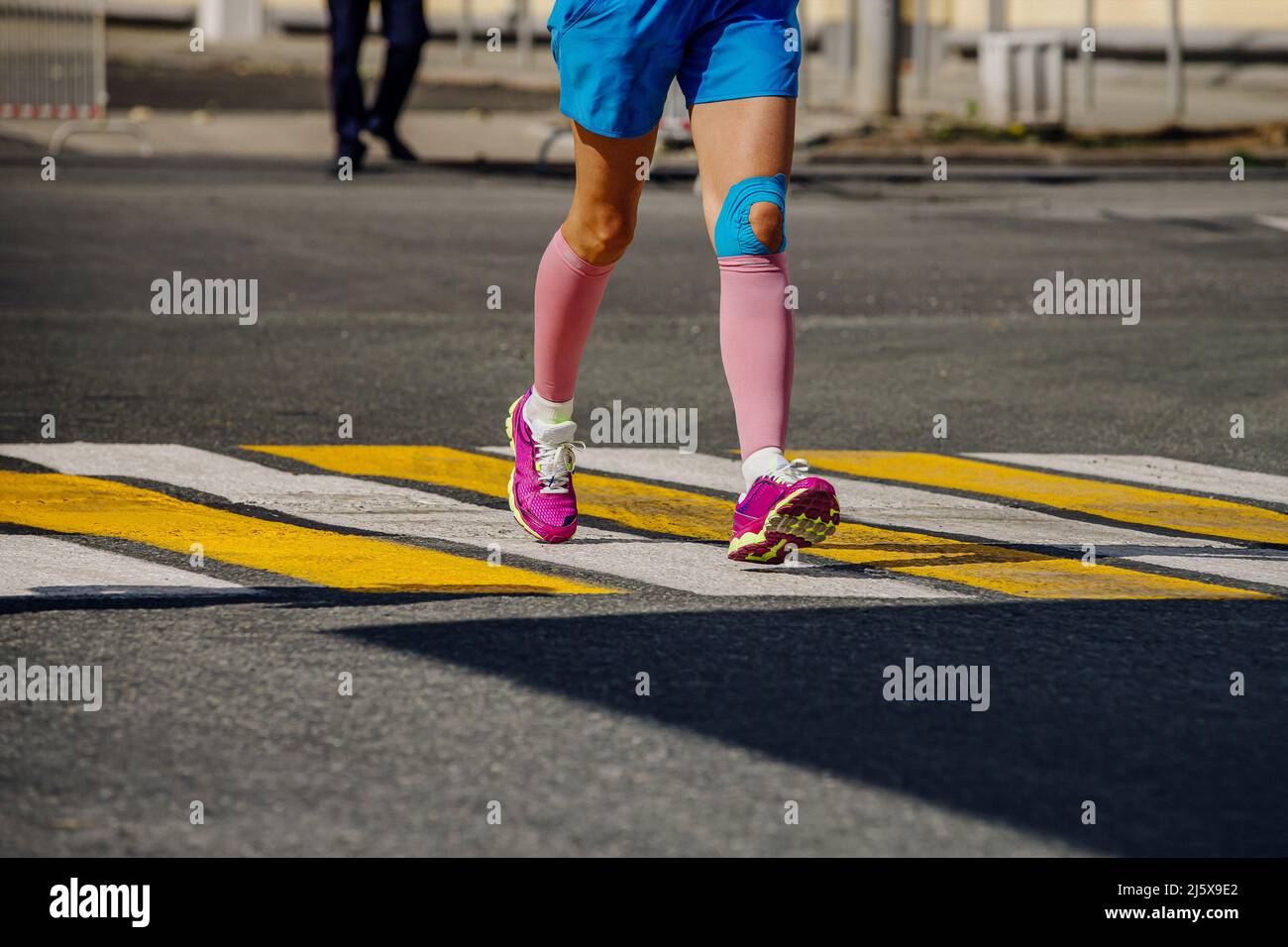 gambe girl runner in calze a compressione running marathon Foto Stock