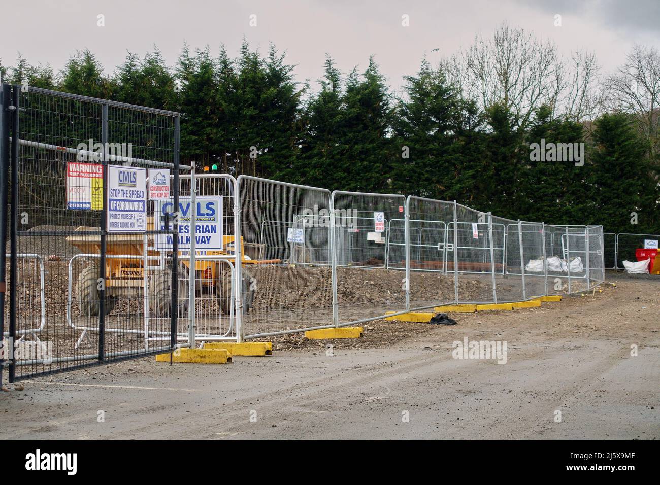 Recinzione temporanea di sicurezza allo sviluppo di McCarthy e Stone a Kendal, Cumbria, Regno Unito. McCarthy e Stone sono noti per la costruzione di appartamenti di pensionamento Foto Stock