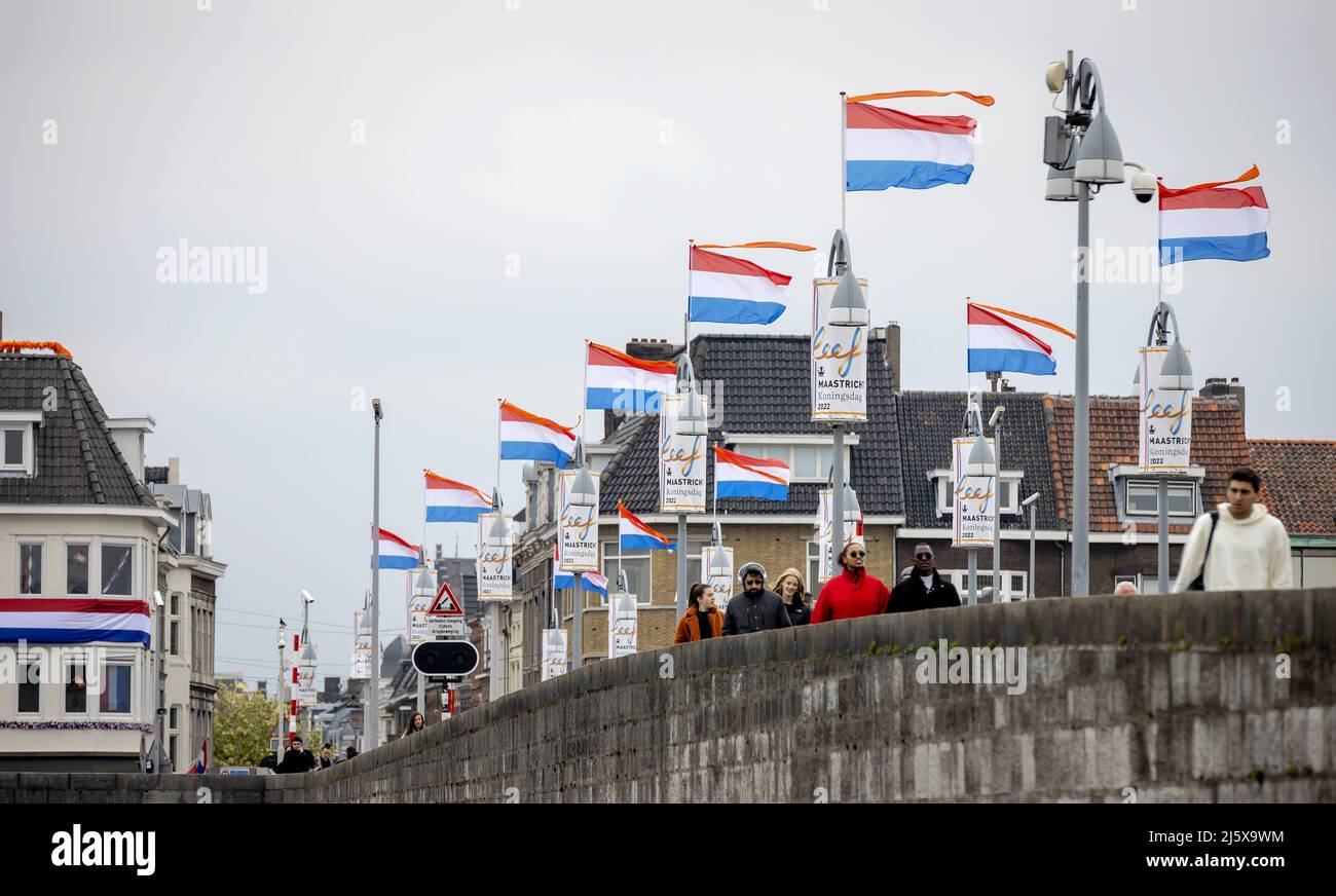 2022-04-26 12:27:43 MAASTRICHT - il Sint Servaasbrug con decorazioni nel centro di Maastricht nella corsa fino al giorno del Re. ANP ROBIN VAN LONKHUIJSEN olanda OUT - belgio OUT Foto Stock