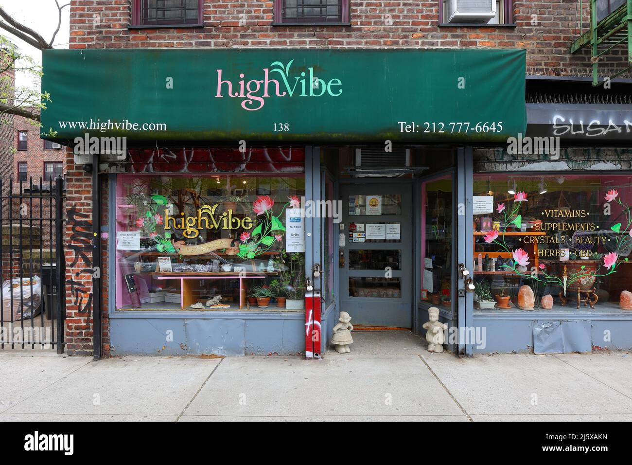 High Vibe, 138 e 3rd St, New York, NYC foto di un mercato di cibi crudi, vegani e naturali nel quartiere di East Village a Manhattan. Foto Stock
