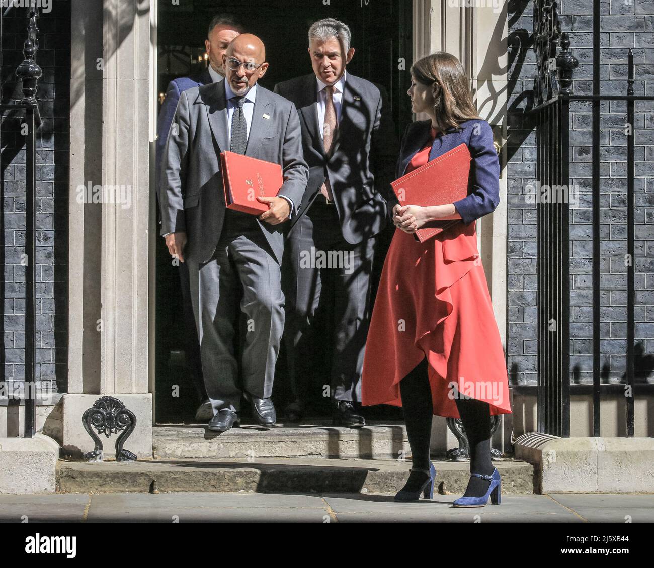 Londra, Regno Unito. 26th Apr 2022. Da sinistra a destra: Nadhim Zahawi, Segretario dell'Istruzione, Brandon Lewis, Segretario dell'Irlanda del Nord, Michelle Donelan, Ministro di Stato, Istruzione. I ministri partecipano alla riunione settimanale del gabinetto a Downing Street, oggi chiamata da alcuni "riunione del gabinetto di crisi" a causa delle notizie in corso sulla cosiddetta "partygate", la guerra in Ucraina e le questioni relative al costo della vita in crisi da affrontare. Credit: Imagplotter/Alamy Live News Foto Stock