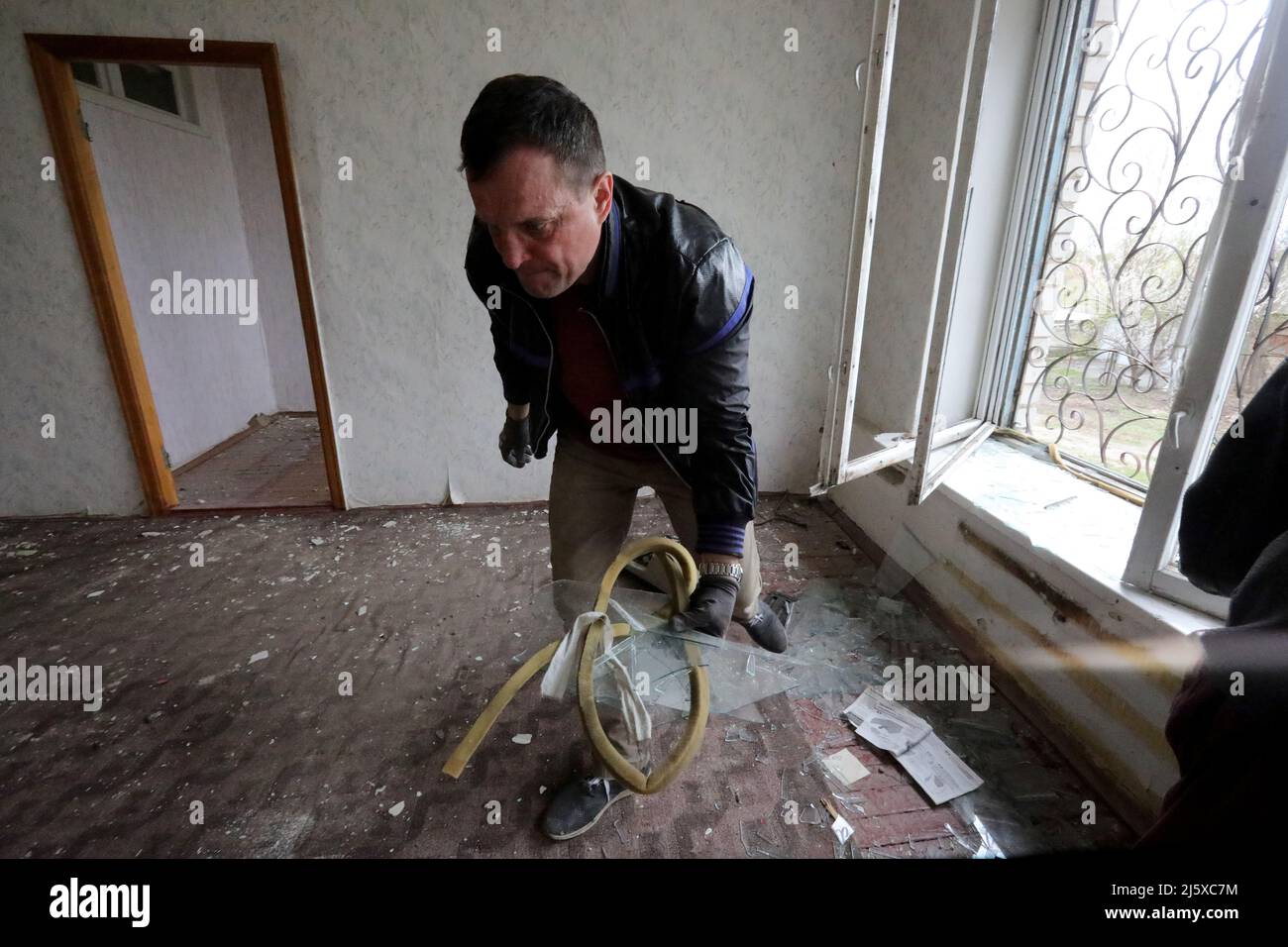 Non esclusiva: BORODIANKA, UCRAINA - 26 APRILE 2022 - Un uomo rimuove le schegge di vetro in un centro di risorse inclusive danneggiato nell'invasione russa durin Foto Stock