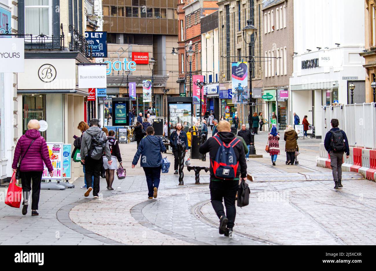 Dundee, Tayside, Scozia, Regno Unito. 26th aprile 2022. UK Meteo: Una mattinata di primavera luminosa e fredda nel Nord Est della Scozia, con temperature che scenda a 8°C. A causa del freddo tempo di aprile e dell'alto costo della vita, molti residenti di Dundee hanno evitato di trascorrere la giornata facendo shopping e socializzandosi nel centro della città. Credit: Dundee Photographics/Alamy Live News Foto Stock