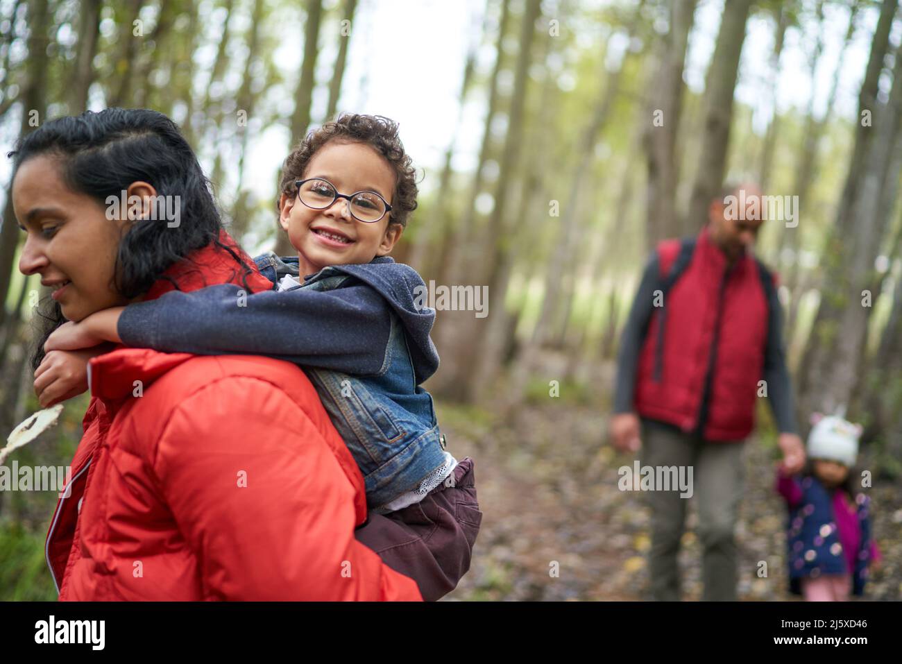 Ritratto felice famiglia escursioni in boschi Foto Stock