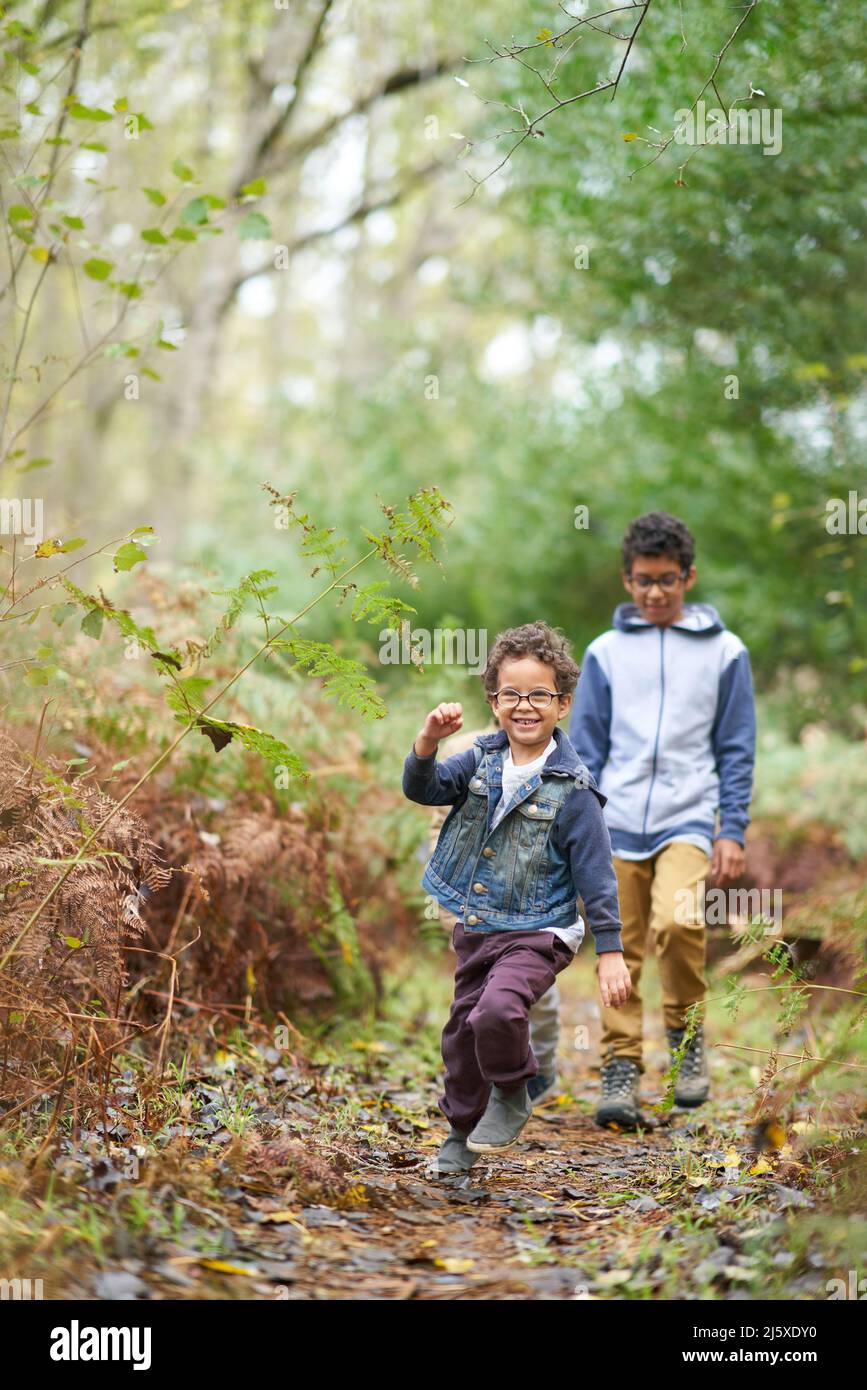 Fratelli felici sul sentiero in boschi Foto Stock