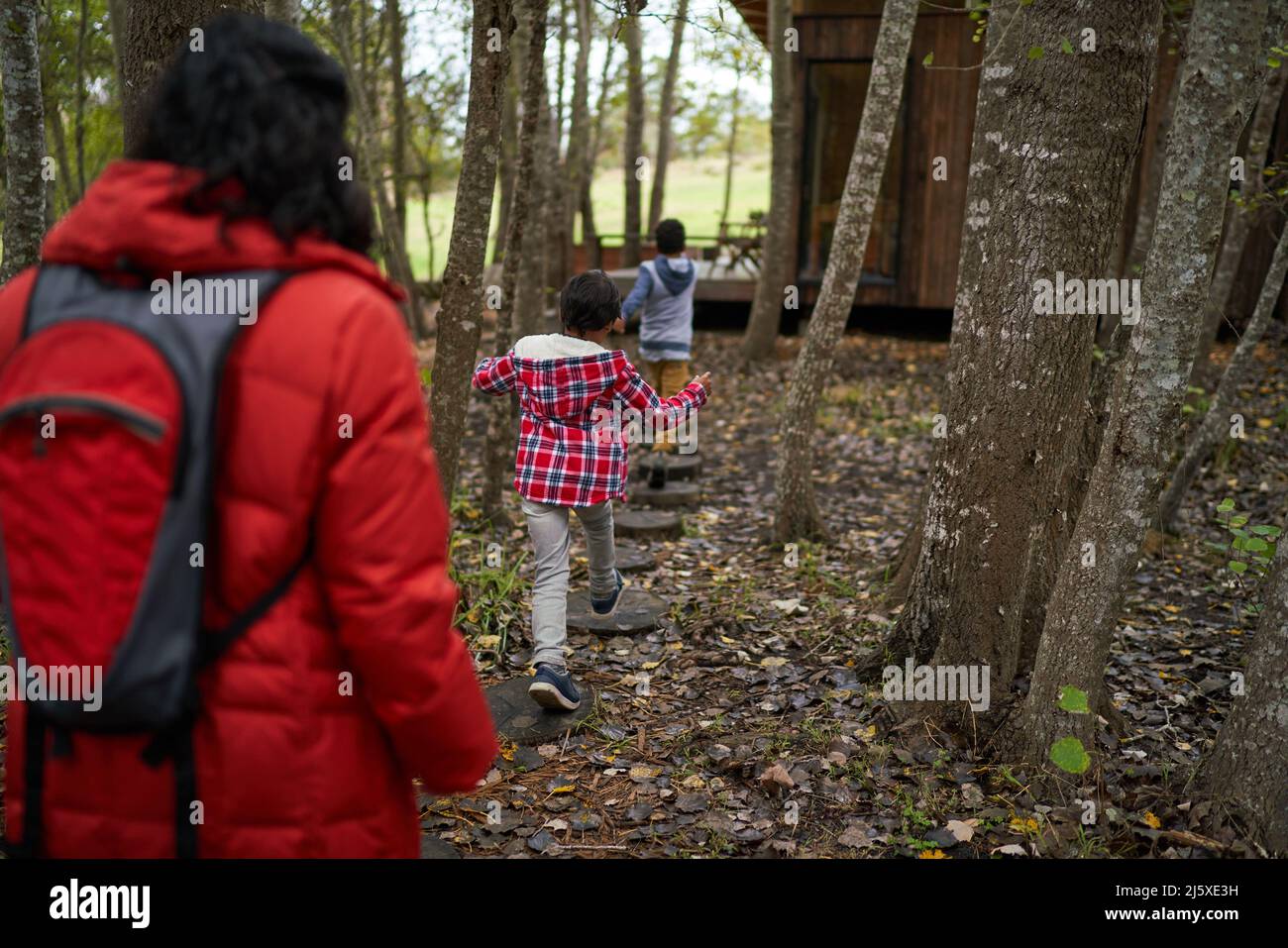 La famiglia torna in cabina dopo un'escursione nei boschi Foto Stock